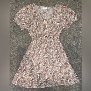 Beautiful floral mini dress with a buttoned front